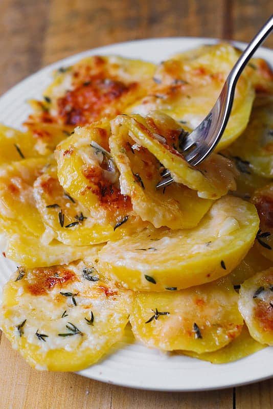 Einfache Kartoffelgratin mit Knoblauch, Thymian und Parmesan