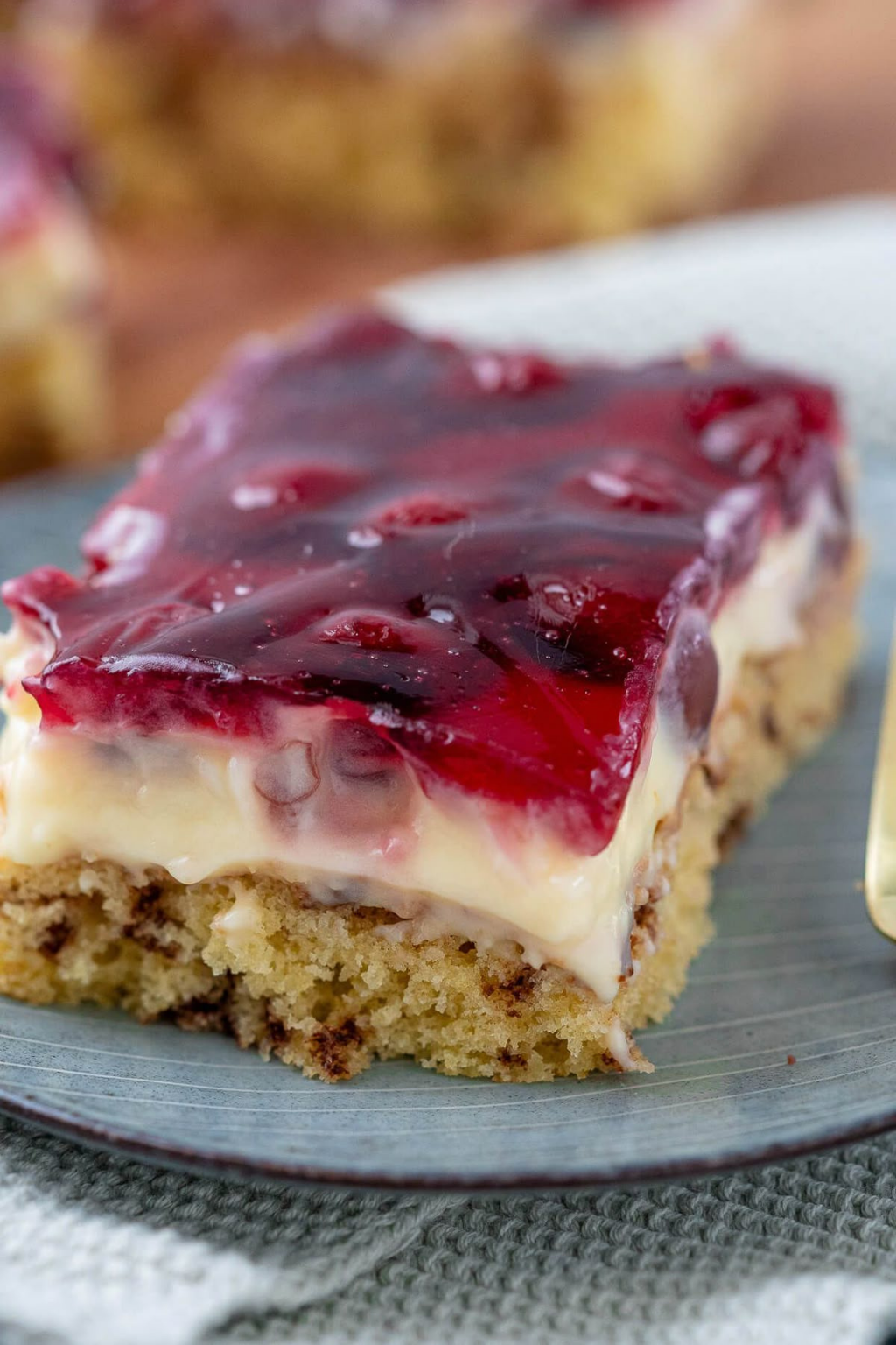 Kirschkuchen mit Pudding y837 Kirschkuchen mit Pudding – cremiger Schmandkuchen vom Blech
